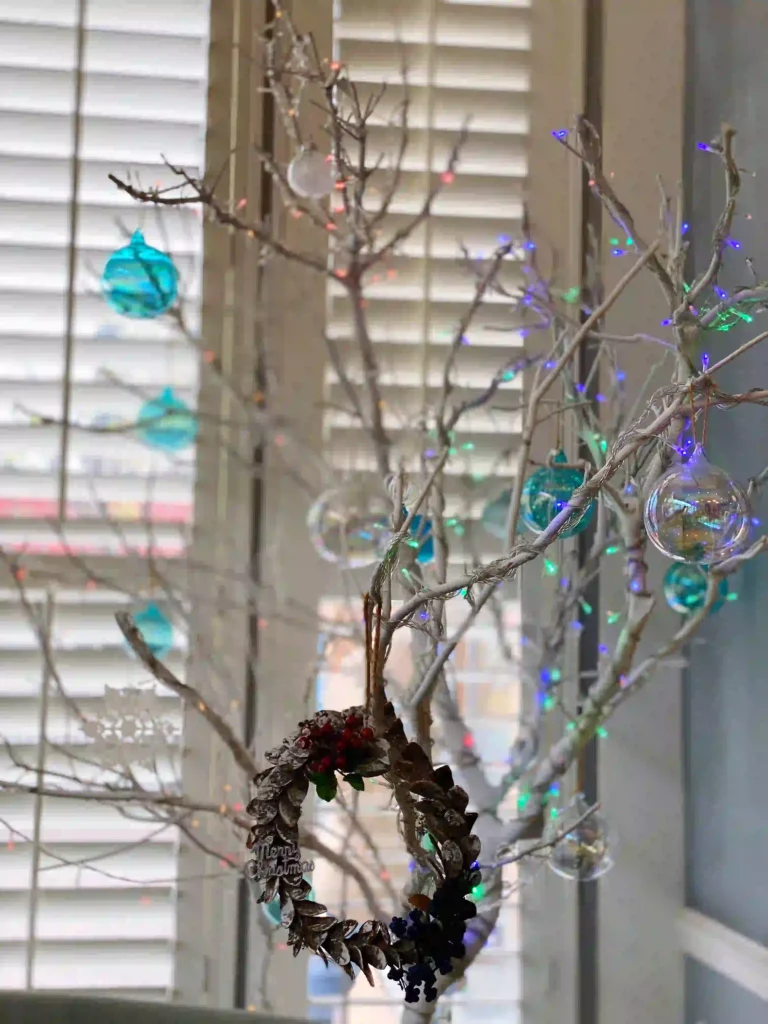 Small and Apartment-Friendly Christmas Window Wreath Ideas