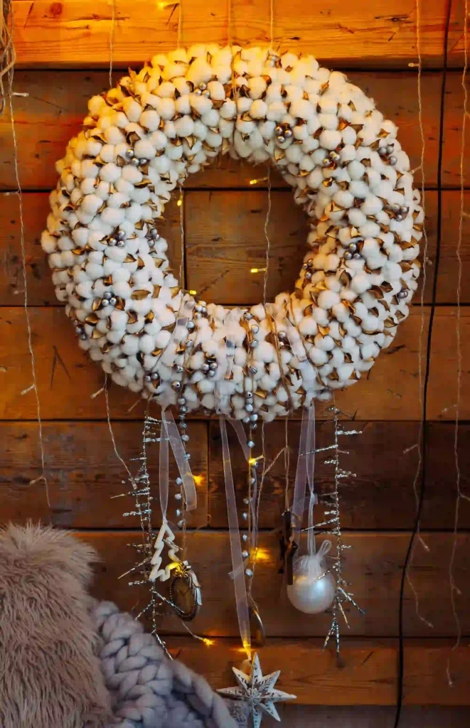 Rustic White Christmas Wreath Ideas with Pinecones, Cotton Stems, and Burlap