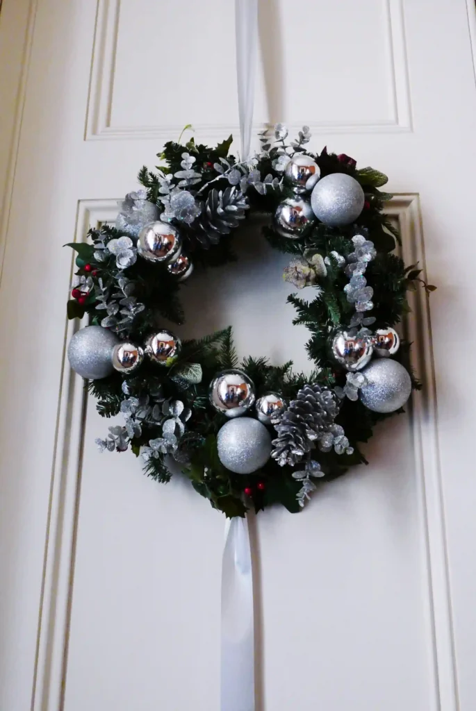 Small Apartment White Christmas Wreath Ideas