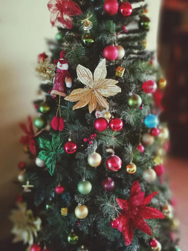 Color-Themed Cute Christmas Tree Ideas with coordinated ornaments