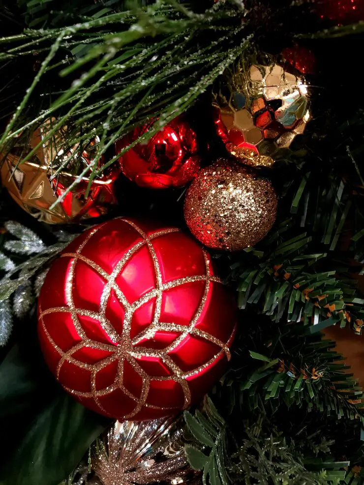 Red And Gold Christmas Tree Ideas with Mixed Textures and Finishes