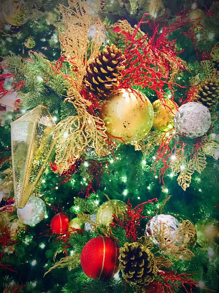 Vintage Red And Gold Christmas Tree Ideas