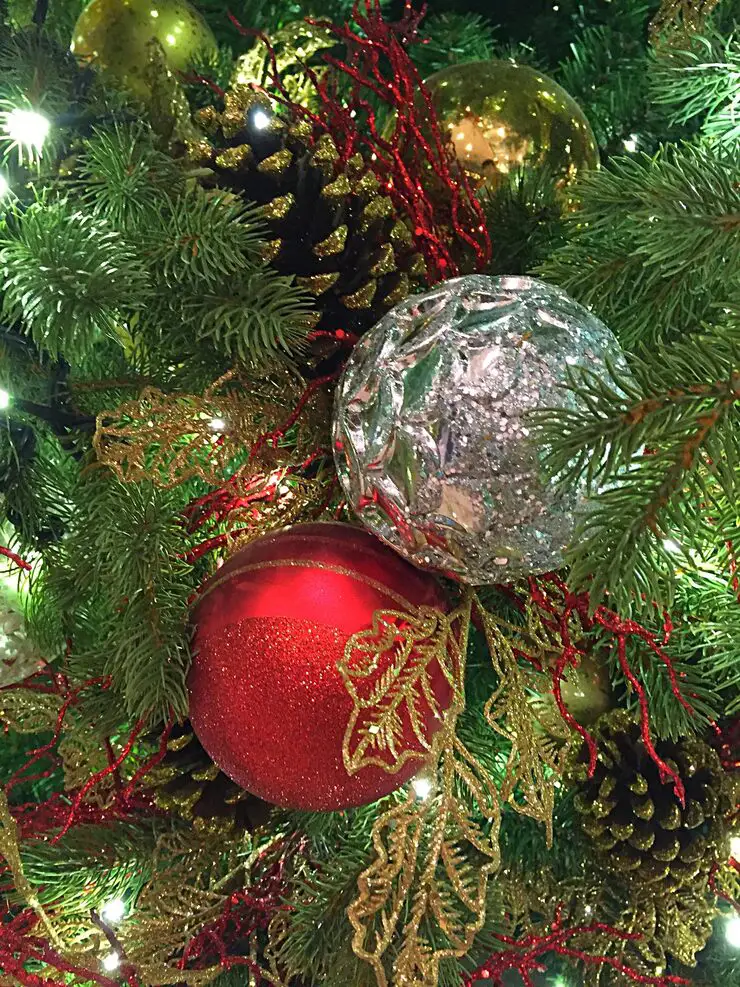 Red And Gold Christmas Tree Ideas with Natural and Rustic Touches