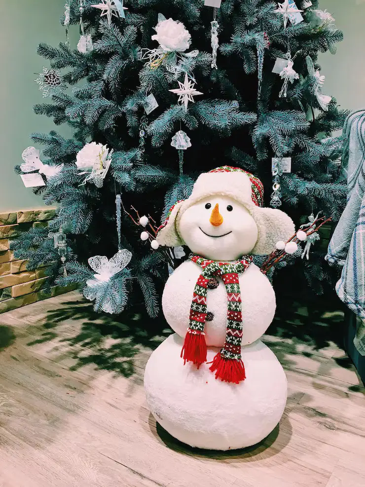 Snowman Christmas Tree Ideas with rustic cozy decorations