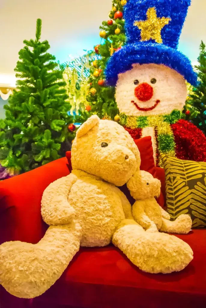 Snowman Christmas Tree Ideas for family-friendly holiday decor