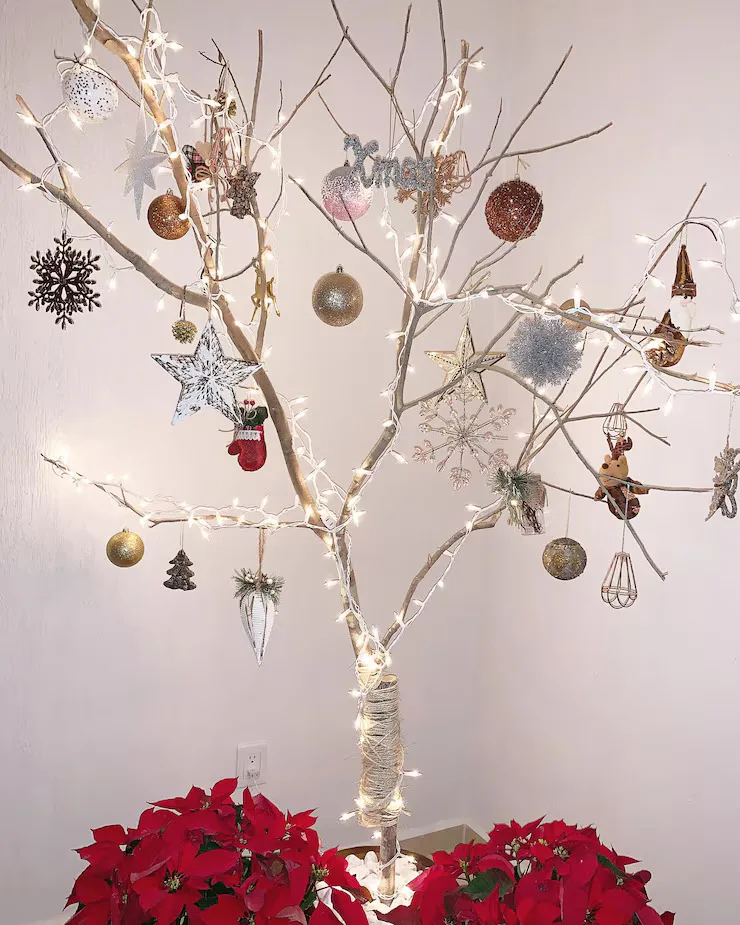 vintage-modern Christmas tree décor blending retro ornaments with contemporary accents
