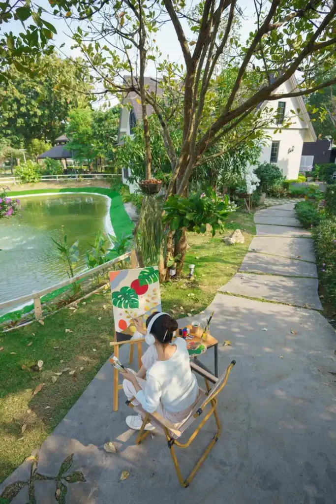 Easy Sims 4 backyard landscaping ideas with plants and outdoor lights